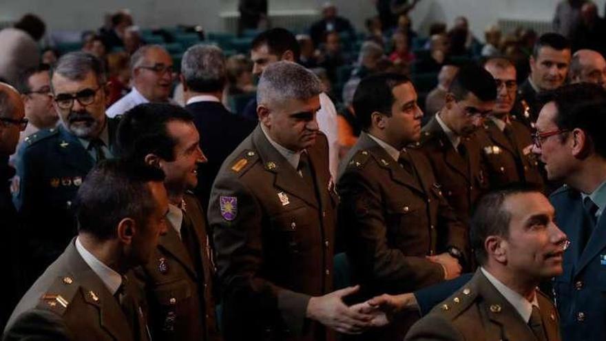 Numeroso público, muchos militares, acudieron a la conferencia del Jemad en el Colegio Universitario.