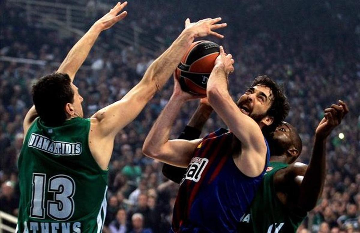 Juan Carlos Navarro disputa una pilota amb Dmitris Diamantidis i Stephane Lasme.