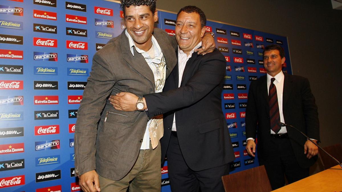 Frank Rijkaard y Henk ten Cate, en la sala de prensa del Camp Nou