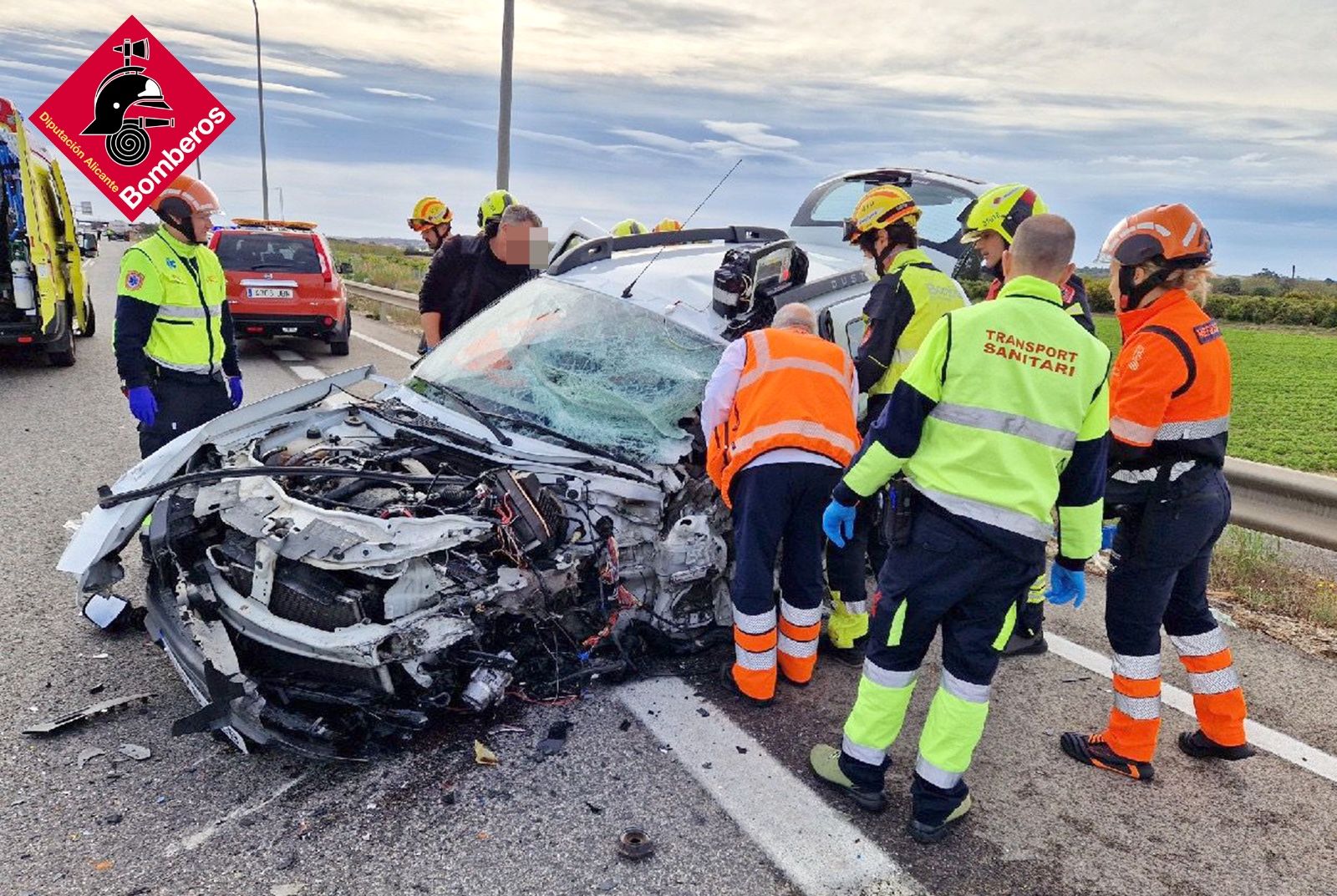 Choque frontal entre un turismo y un autobús en Almoradí