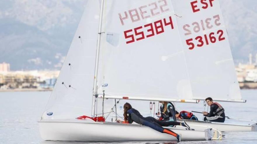 Vergebliches Warten auf die Brise: Teilnehmer der Regatta Ciutat de Palma.