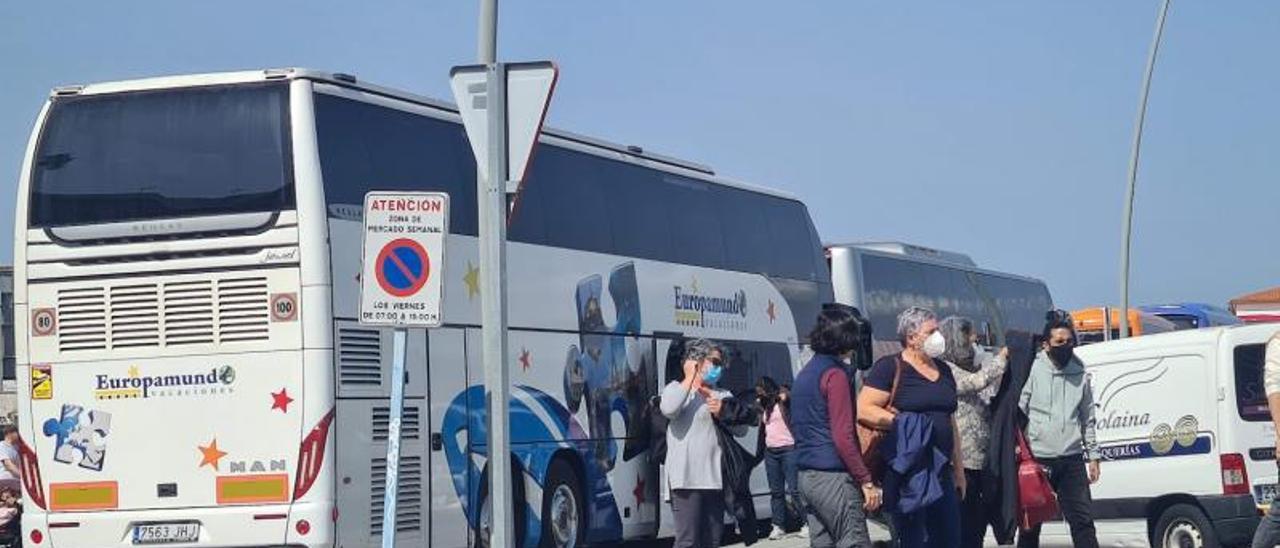 Un grupo de turistas bajan de su autobús, en O Grove, la pasada primavera. |   // M.M.