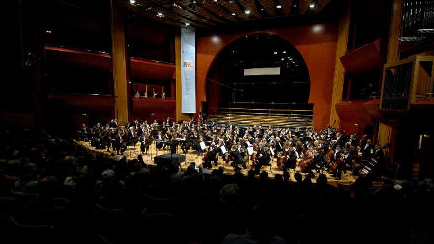 Imagen del concierto con las dos orquestas, anoche en el Auditorio Alfredo Kraus en el marco del 33er Festival de Música de Canarias.