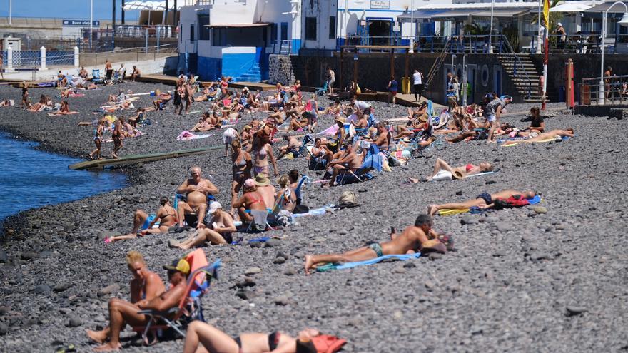 Una mujer herida tras caer de la rampa de un barco en el muelle de Agaete