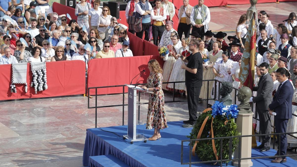 Catalá se dirige a los asistentes desde el atril azul sobre una moqueta azul