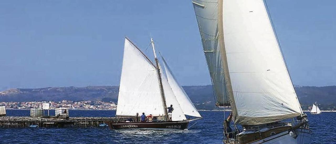 En primer término, la dorna &quot;Sara O&quot;, representante de O Grove en la regata del fin de semana para vela cangreja. // FdV