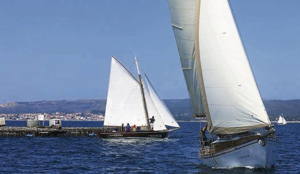 En primer término, la dorna "Sara O", representante de O Grove en la regata del fin de semana para vela cangreja. // FdV