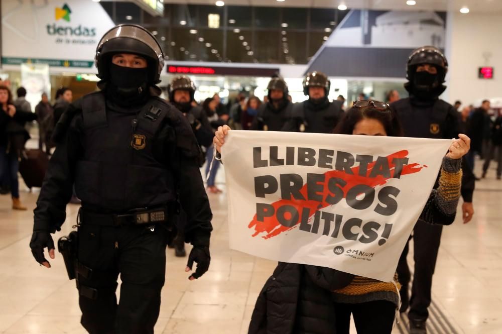 Protesta de los CDR en la estación de Sants