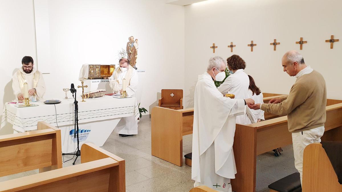 El obispo celebra la misa del Enfermo en el Álvaro Cunqueiro. // Marta G. Brea