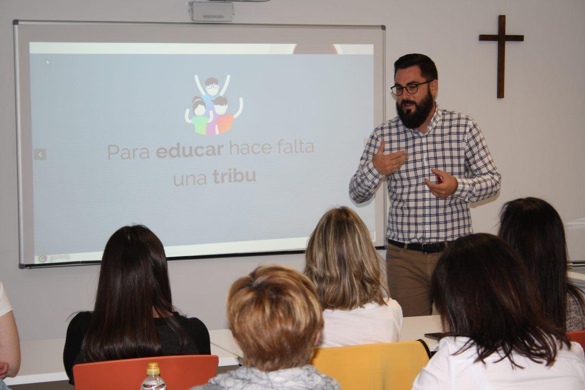Pablo Díaz Tenza durante su charla en la Escuela de Padres CEU.
