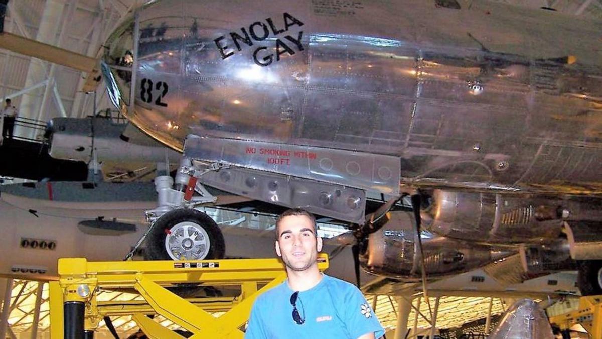 Ante el Enola Gay, en el museo de Washington.   | // FDV  