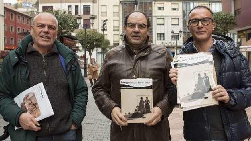 Por la izquierda, Eduardo Parra, Alfredo Fernández y Joaquín García, con la revista que recoge la programación cultural.