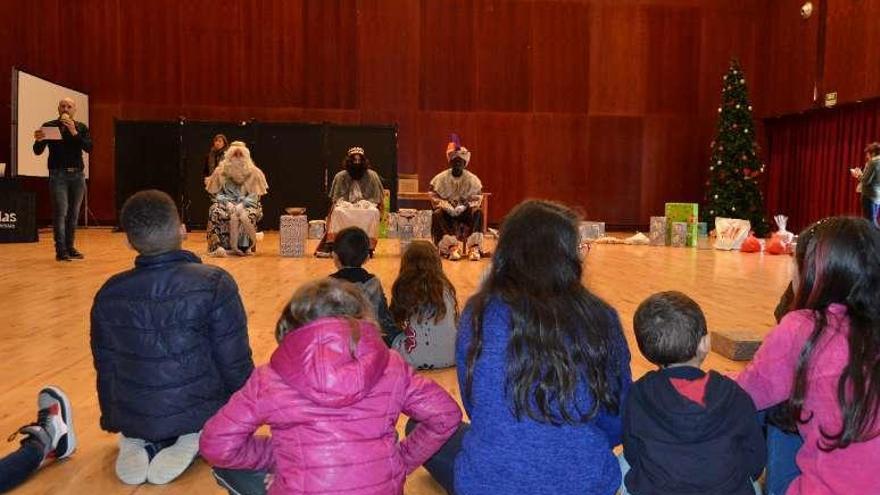 Acto de entrega de los regalos ayer en el Multiusos As Pozas. // D. P.