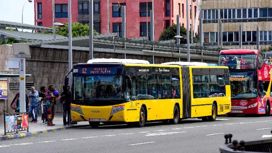 Una guagua en la parada de San Telmo.