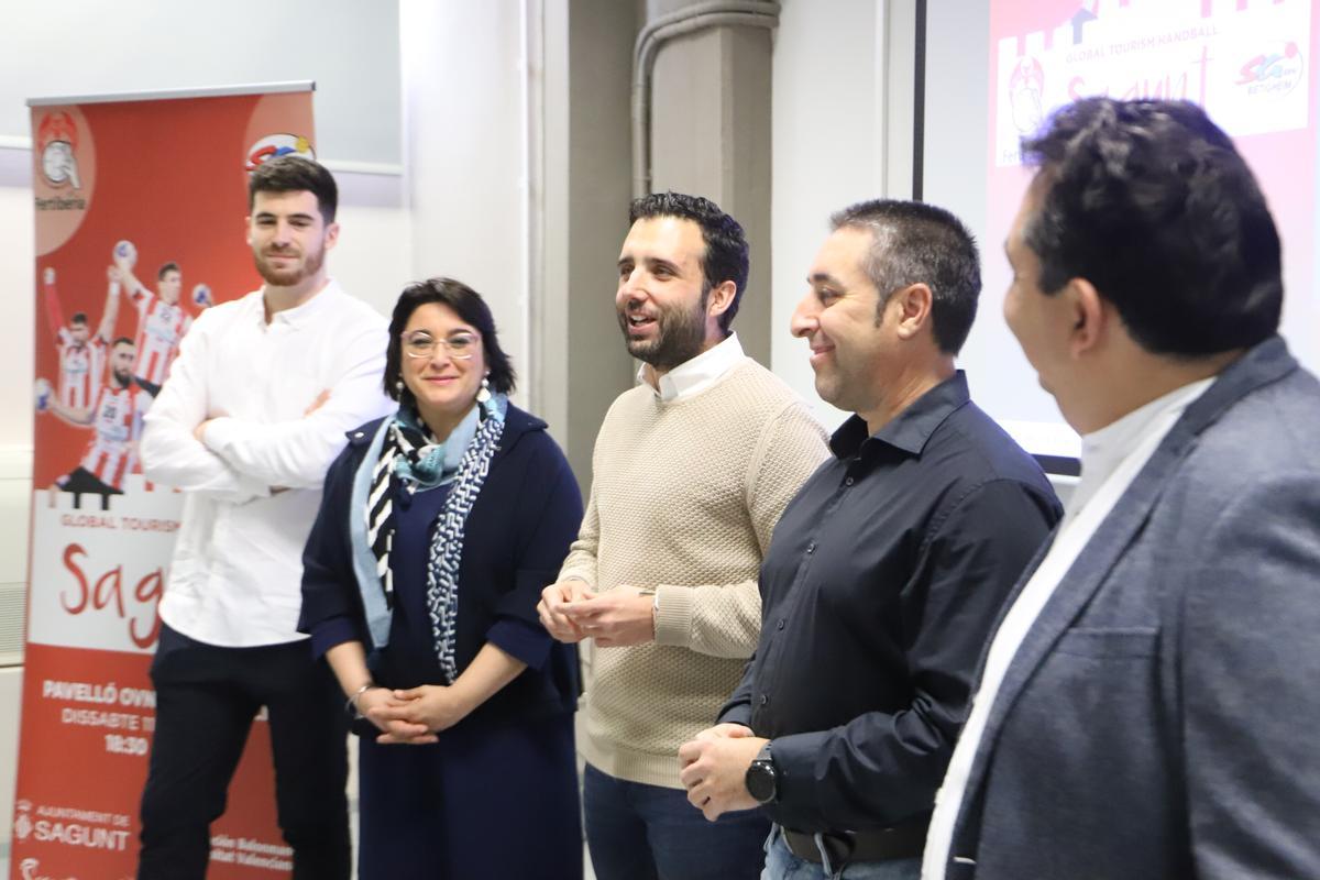 El acto de presentación del GTH Sagunt contó con la presencia del alcalde de la localidad, Darío Moreno; la edil de turismo, Natalia Antonino; el concejal de deportes, Javier Timón; el presidente de la FBMCV, Pedro Fuertes; y el jugador del Fertiberia Puerto Sagunto, Álvaro del Valle.