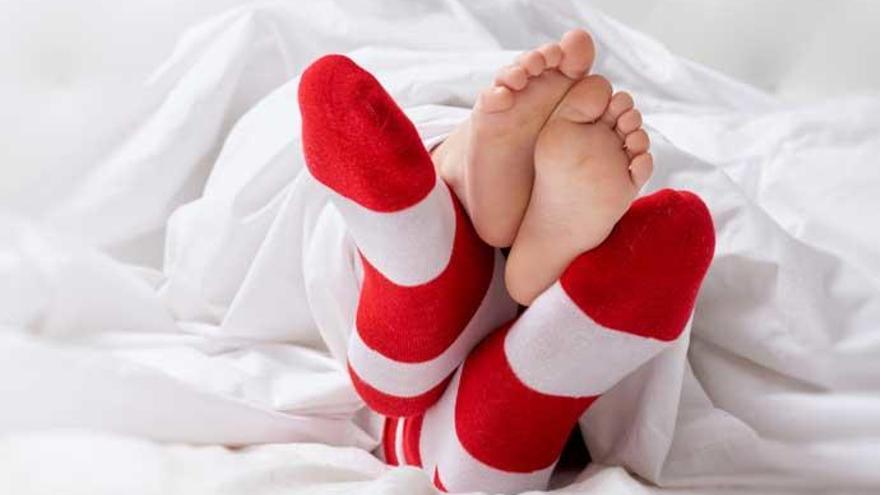 Beneficios e inconvenientes de dormir con calcetines.