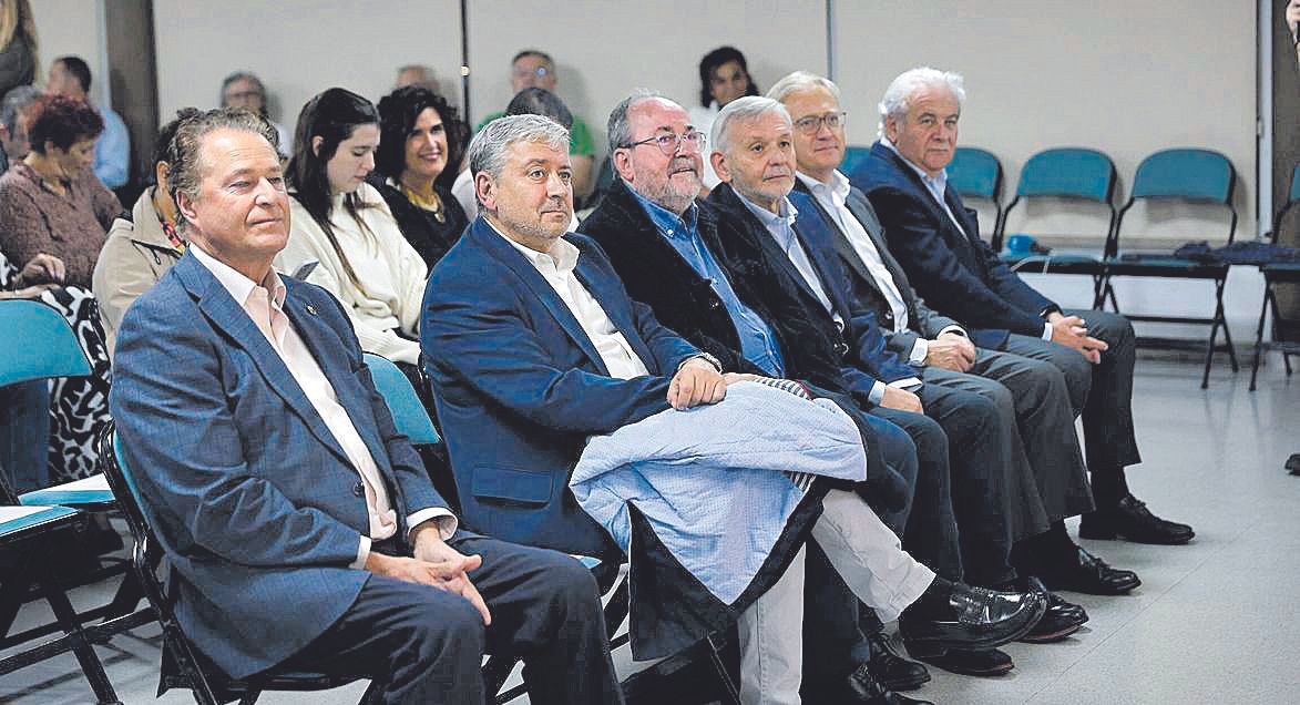 El Club de Natación Santa Olaya acoge la presentación de la nueva edición de LA NUEVA ESPAÑA de Gijón Oeste (en imágenes)