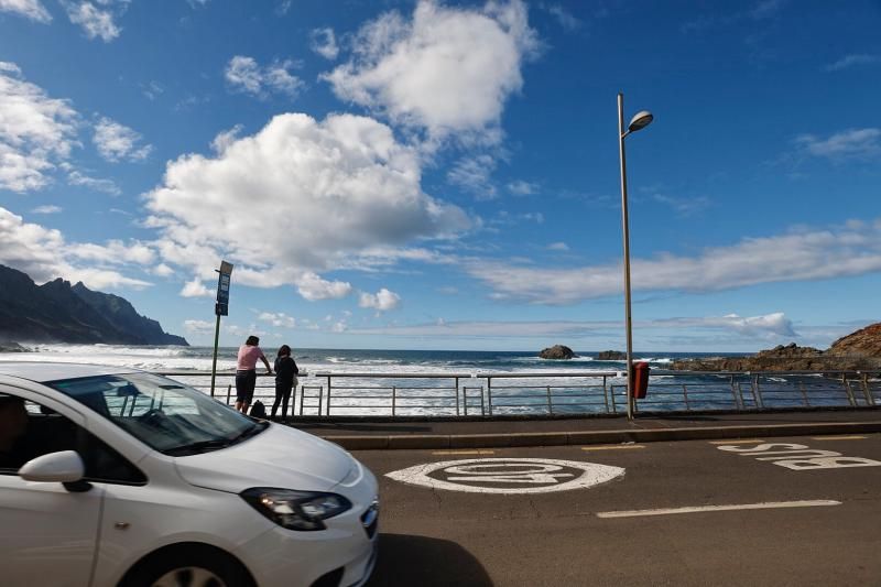 Falta de aparcamiento en las playas de Roque de las Bodegas y Almáciga, en Anaga