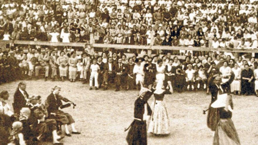 Imagen de la fiesta de inauguración de la Escuela Graduada de Alaró, el 14 de abril del año 1934.