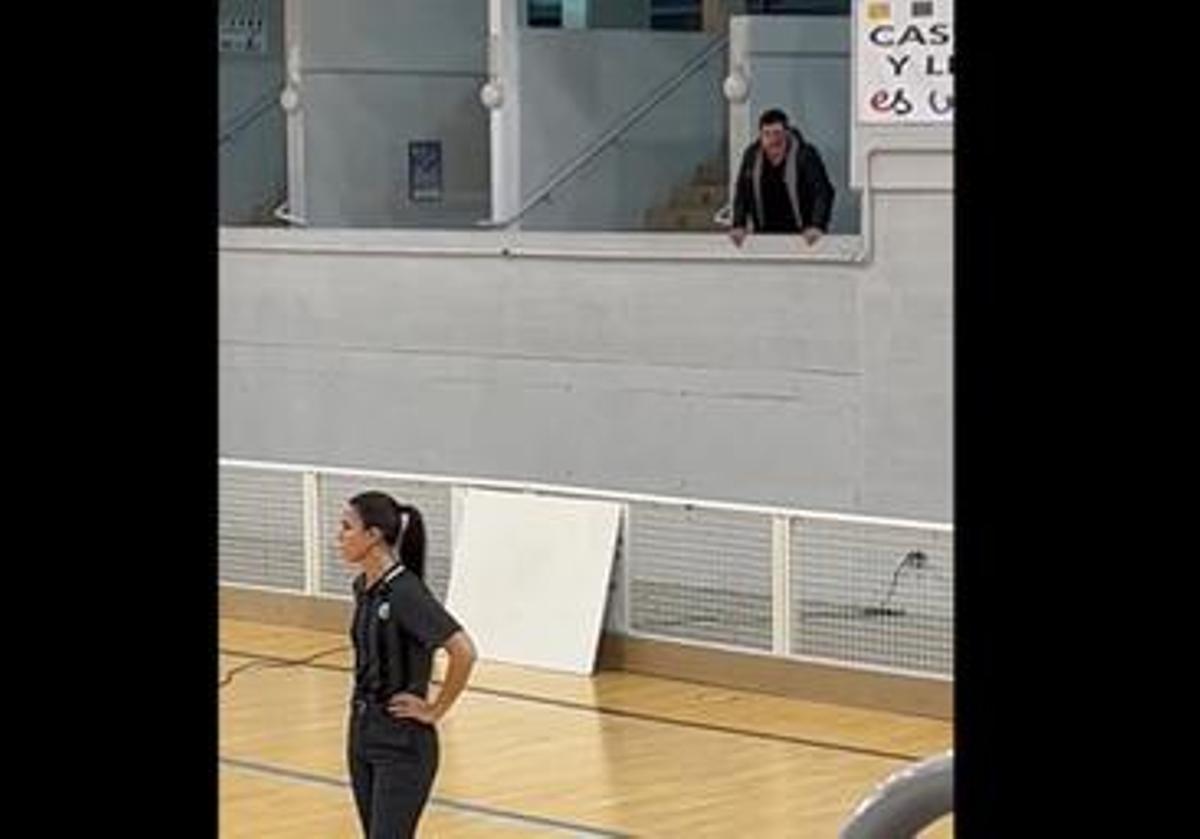 Vídeo | Insults masclistes a l’àrbitra de bàsquet Paula Lema: «¡Puta!», «¡Ves a netejar!»