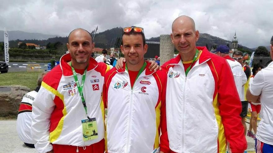 Por la izquierda, César González, Óscar Santos y Alberto Peiteado, los medallistas del Oviedo Kayak-La Ribera en el Europeo master de maratón.