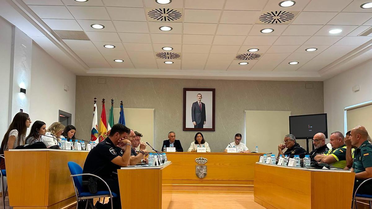 Celebración de la junta de seguridad en el salón de plenos de Don Benito.