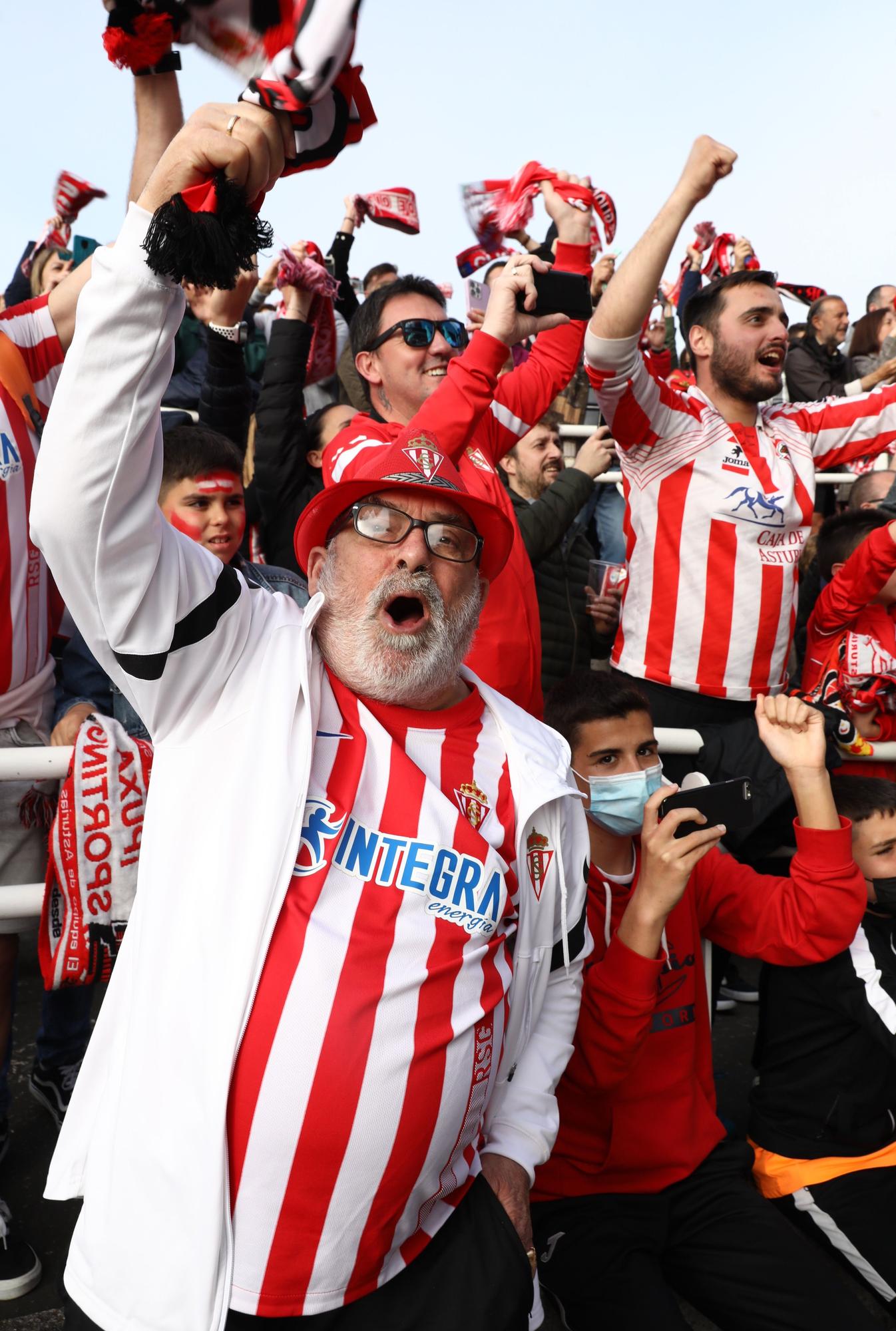 EN IMÁGENES: Así fue el recibimiento al autobús del Sporting en El Molinón