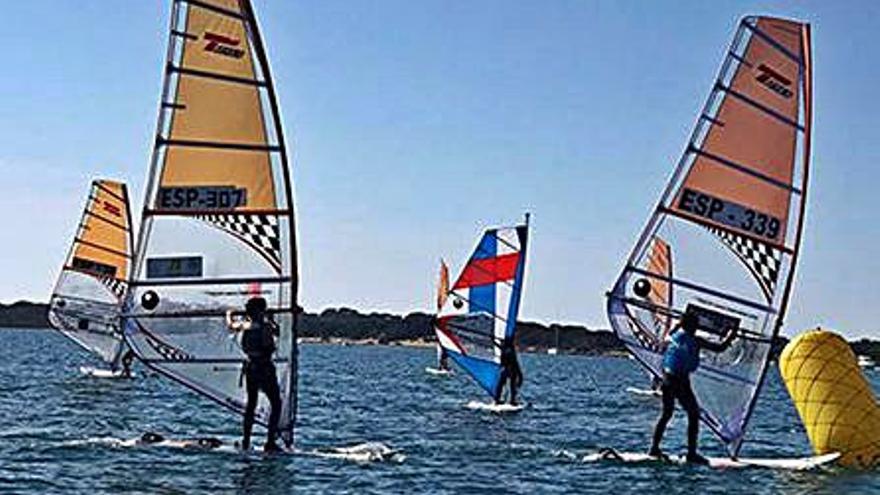 Imagen de un Balear de windsurf.