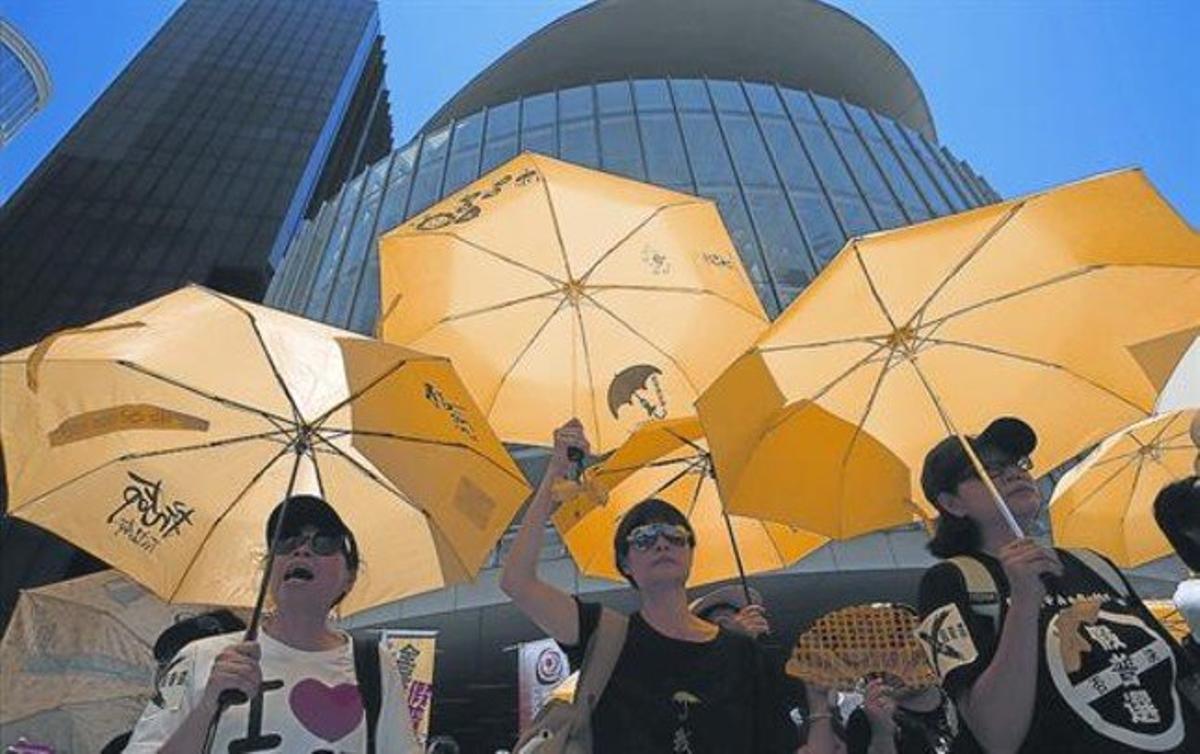 Manifestants prodemocràtics protesten a l’exterior del Parlament de Hong Kong, ahir.