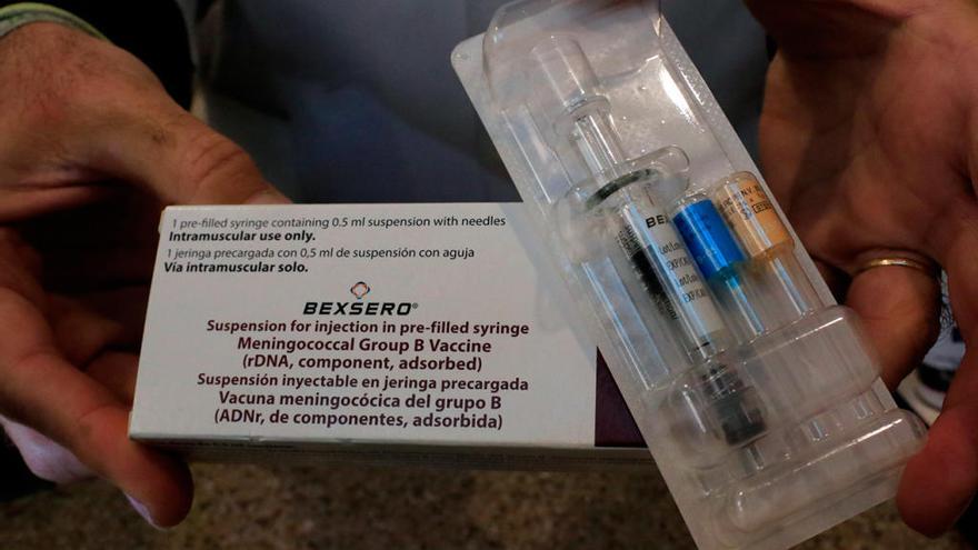 Una dosis de la vacuna contra la meningitis tipo B // JOSE LUIS FERNANDEZ