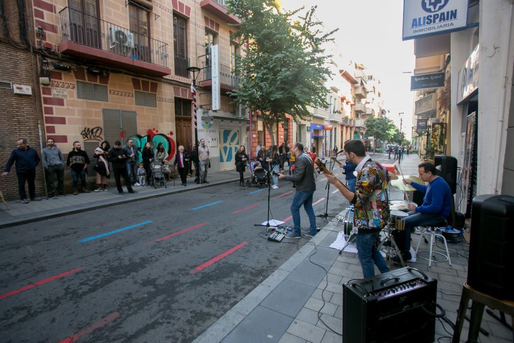 Más de 70 negocios de la calle Quintana celebran la I edición de "Comercios a la Calle"