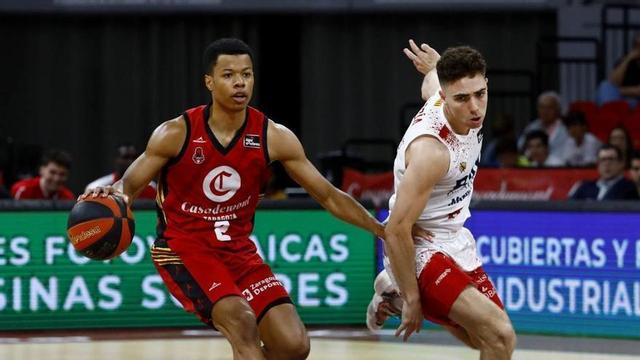 Trae Bell-Haynes sube el balón ante la defensa de Dani García durante el partido frente al Manresa. | JAIME GALINDO