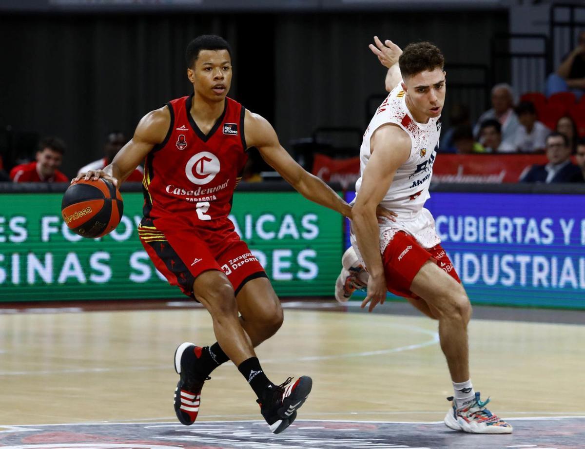 Trae Bell-Haynes sube el balón ante la defensa de Dani García durante el partido frente al Manresa. | JAIME GALINDO