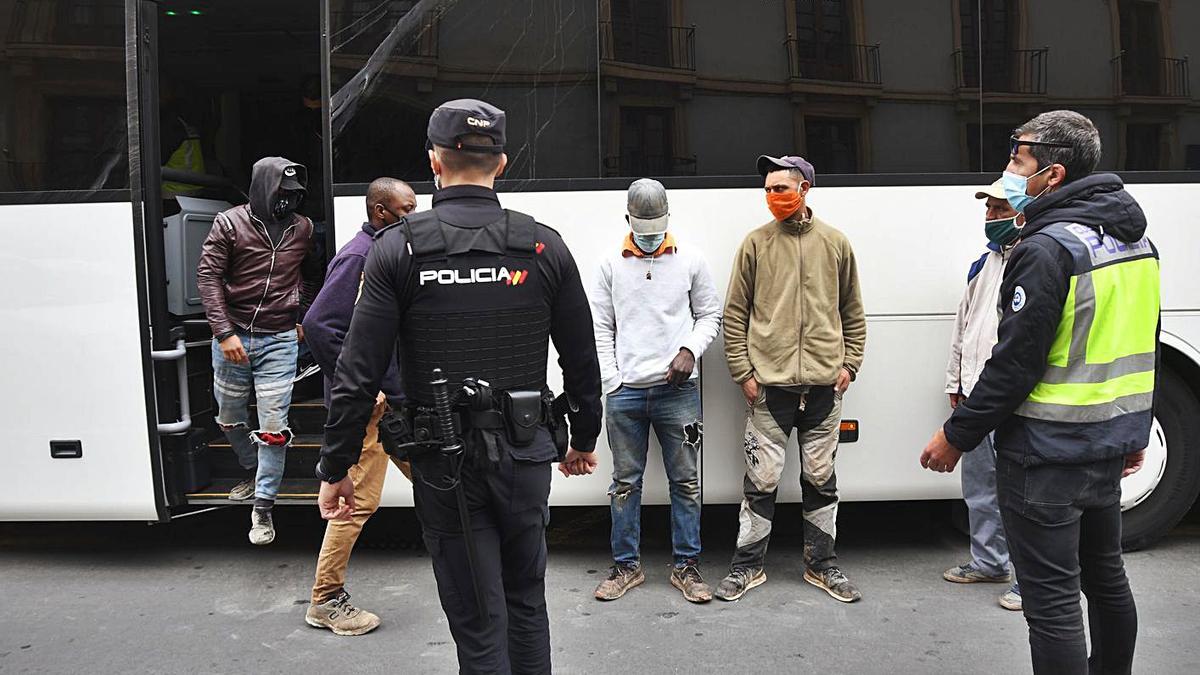 Quince de los detenidos fueron trasladados a la Comisaría de Murcia en un autobús.