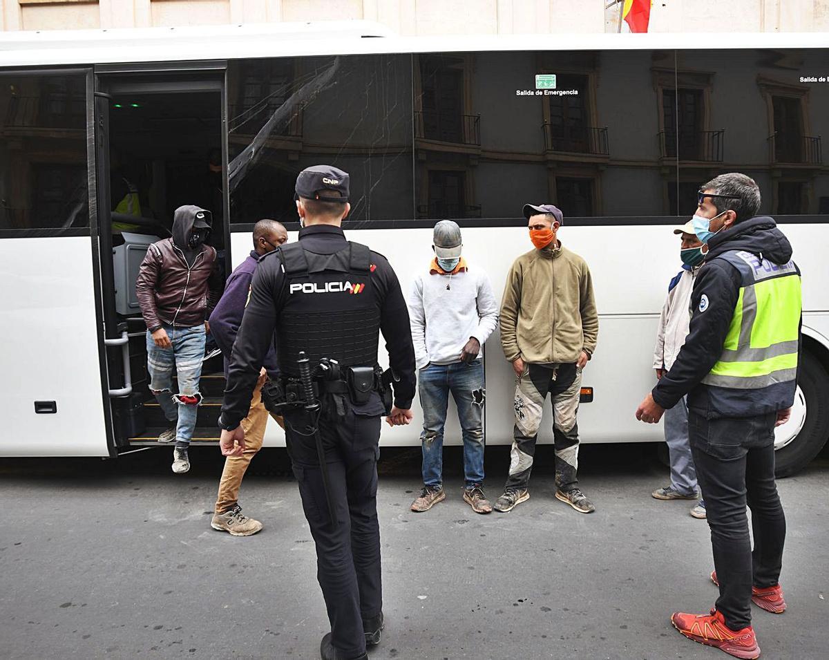 Quince de los detenidos fueron trasladados a la Comisaría de Murcia en un autobús  | ISRAEL SÁNCHEZ