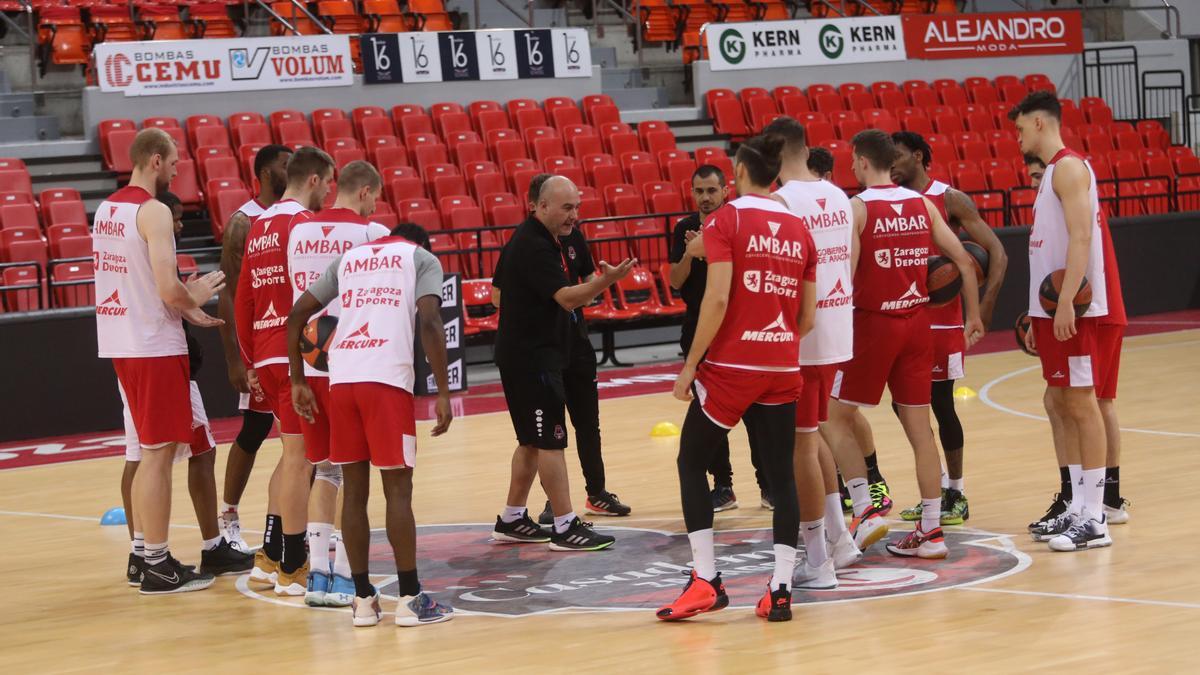 Ponsarnau da órdenes durante un entrenamiento.