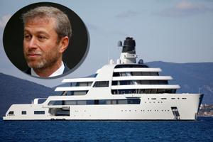 Vista del megayate ’My Solaris’, propiedad de Roman Abramovich, hace dos días, frente a las costas de Montenegro.