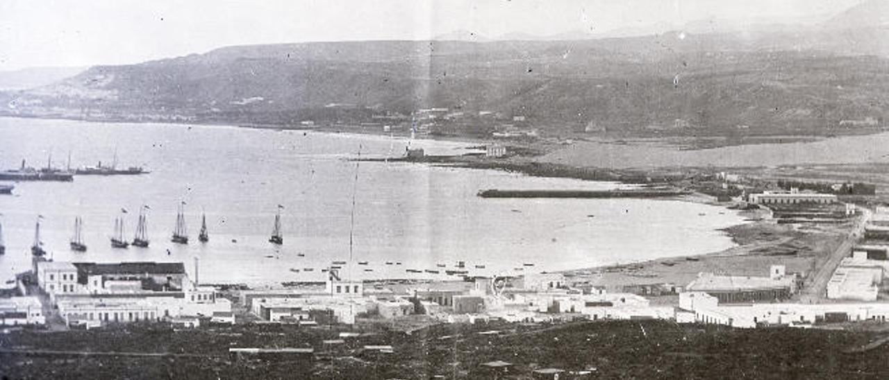 El Puerto de La Luz y el istmo de Guanarteme vistos desde La Isleta hacia 1900.