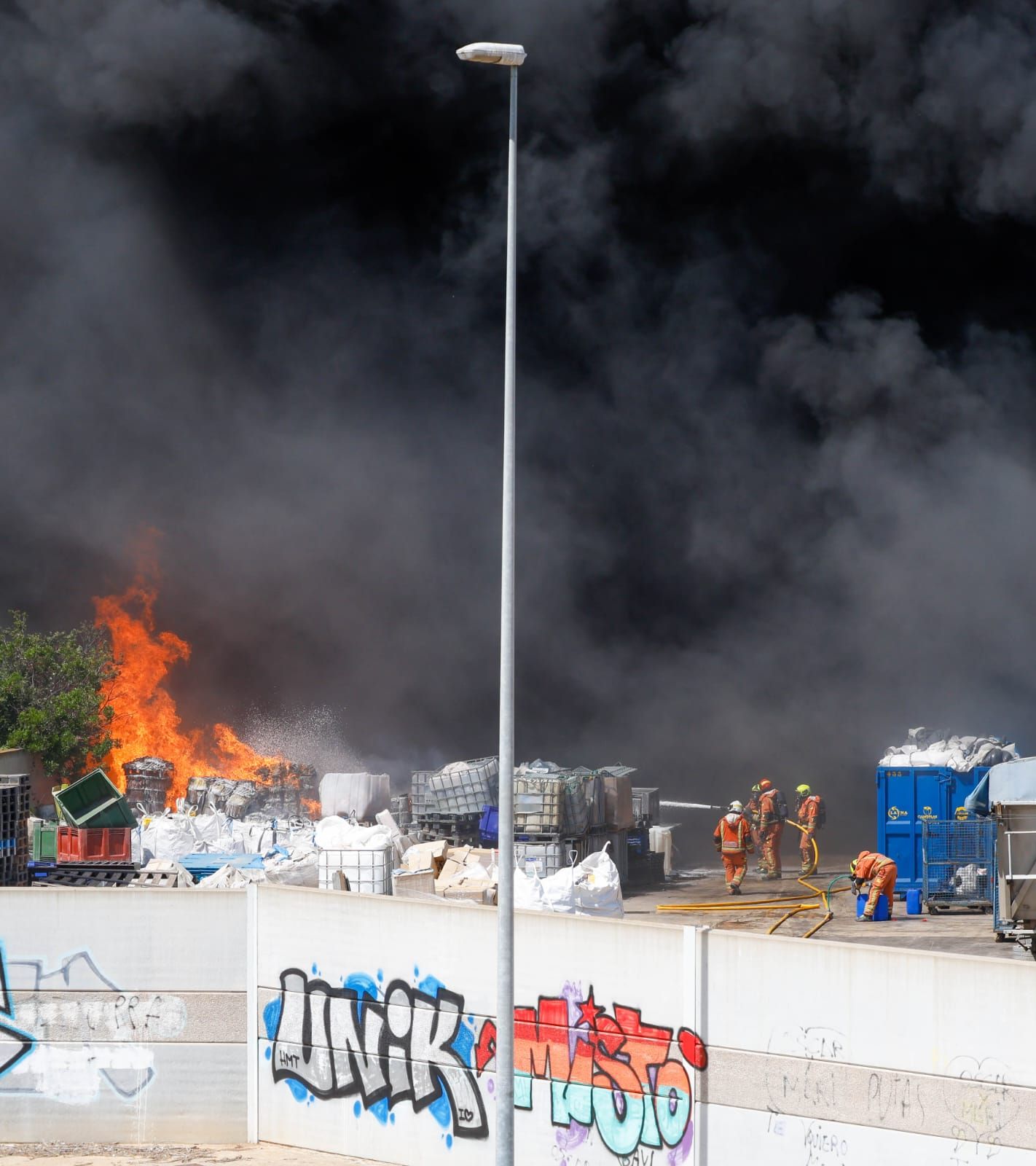 El incendio de la empresa de reciclaje de Silla, en imágenes