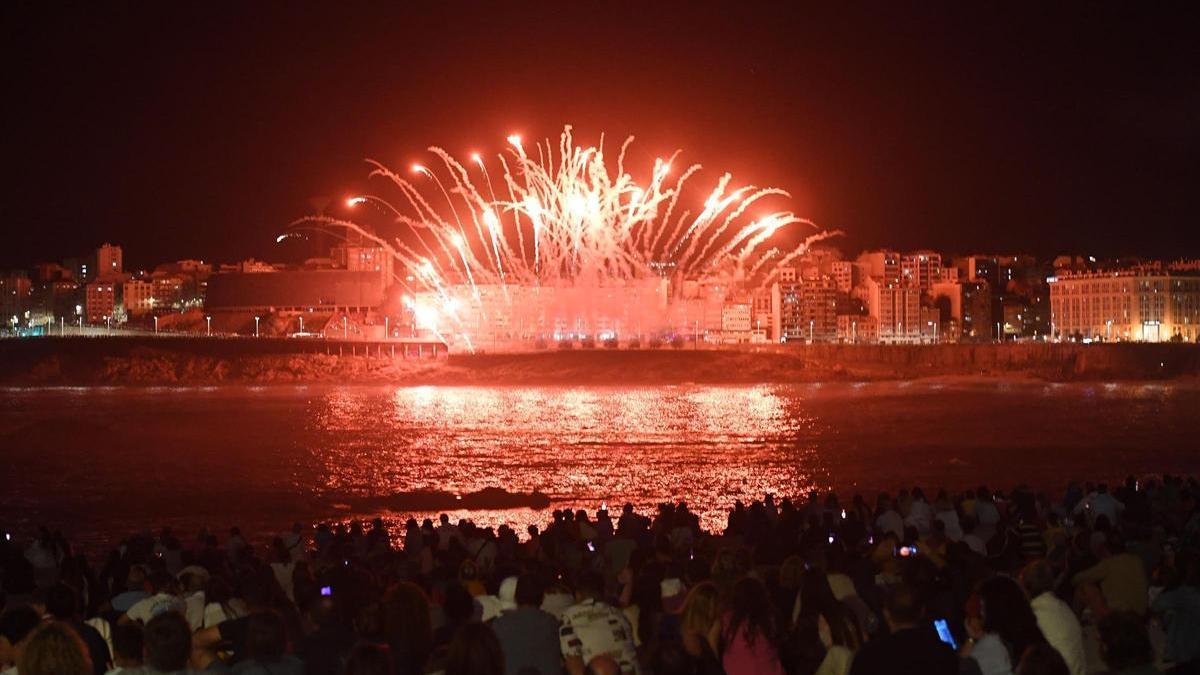 Fuegos artificiales de la Batalla Naval durante las fiestas de María Pita.