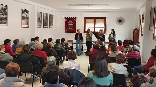 Vecinos asisten a la presentación de la nueva asociación cultural creada en Villabuena del Puente. | CEDIDA