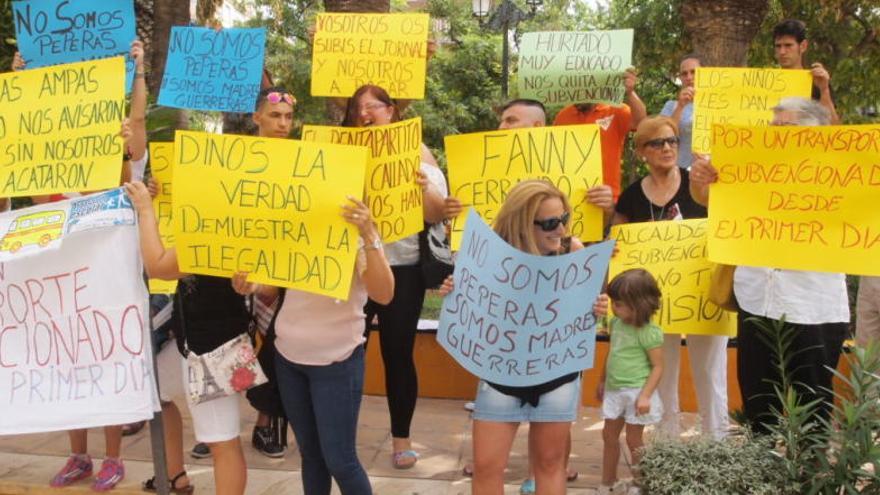 Un momento de la protesta frente al Ayuntamiento de Torrevieja