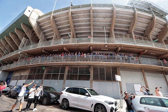 Aliento de la afición a la plantilla del CD Tenerife en el Heliodoro antes del partido ante el Girona