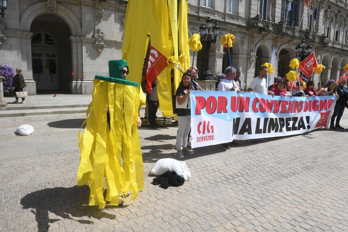 Protesta de trabajadoras del sector de la limpieza en la provincia de A ...