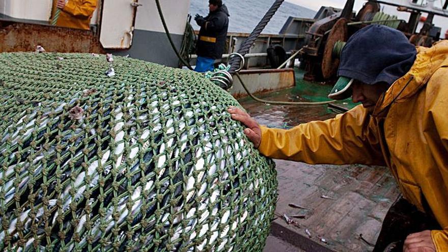  Izado de la red en un barco arrastrero. 