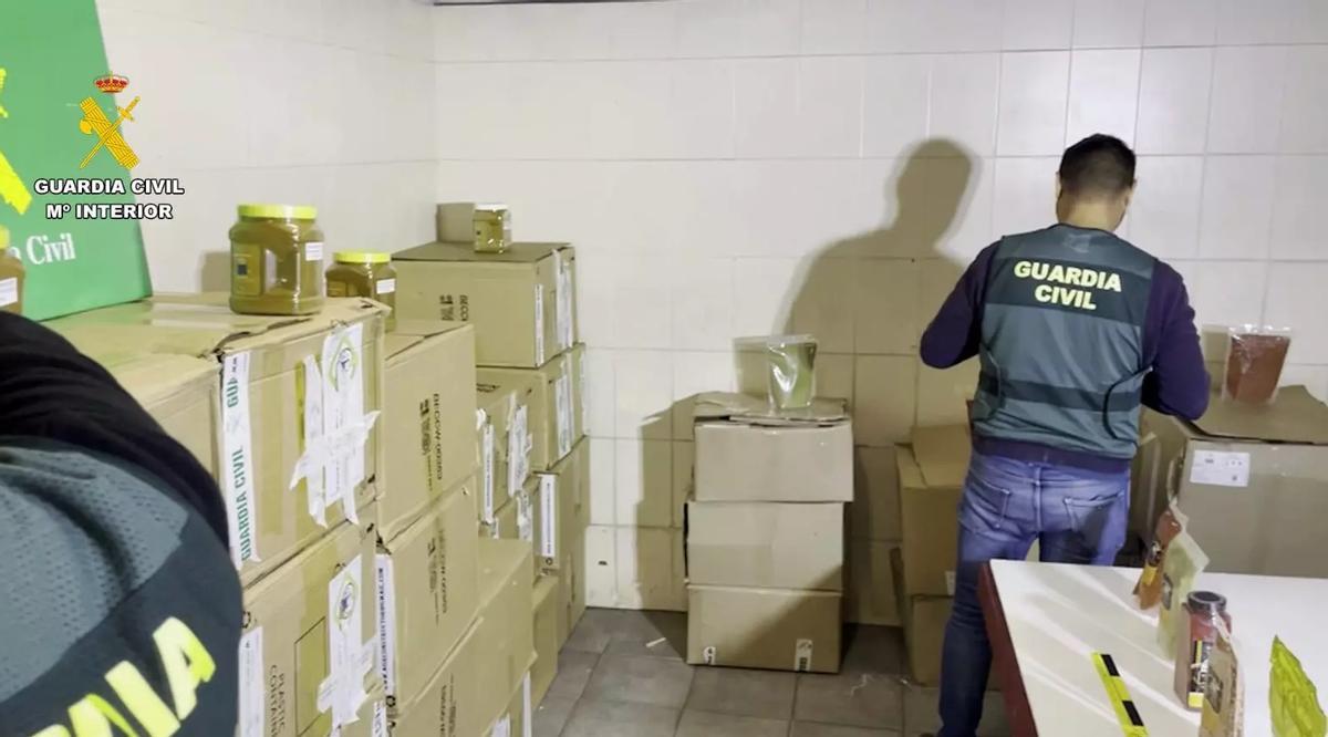 Agentes de la Guardia Civil durante la incautación de la droga en los botes y bolsas de especias en una nave de El Nevero de Badajoz.