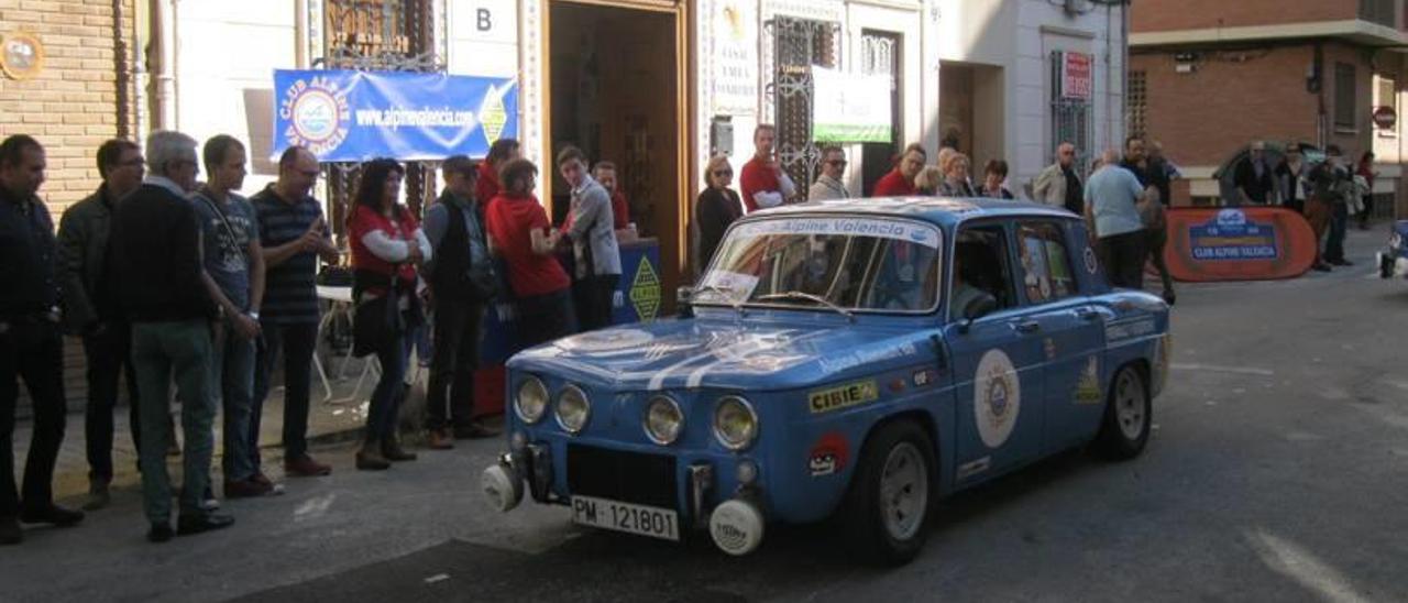 La falla Mendizábal de Burjassot abre su Semana Cultural con coches clásicos