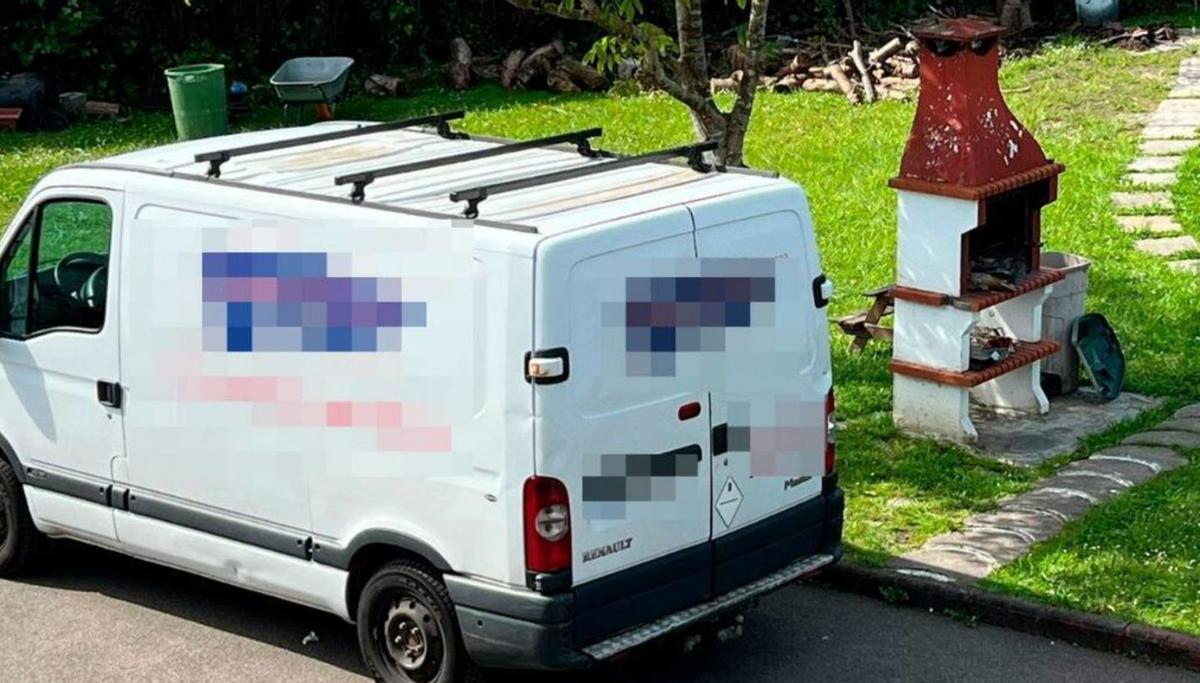 La furgoneta de uno de los detenidos y la parrilla en la que la Policía Nacional encontró sangre. | Luis Vega