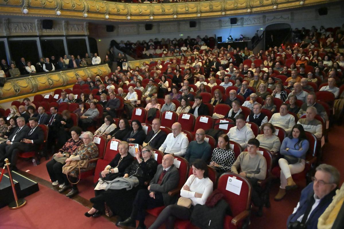 Público durante el pregón en el Gran Teatro de Elche