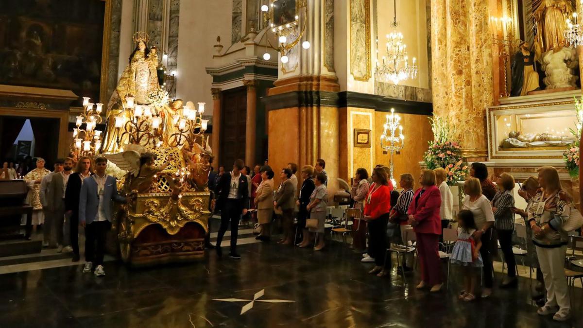 Las rosarieras honraron de nuevo ayer a su patrona en el marco de la tradicional Festa de les Casades. | ERIK PRADAS